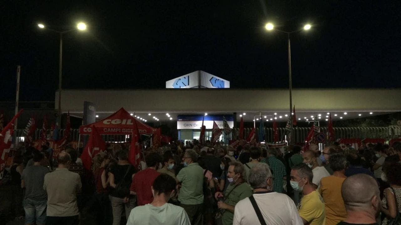 Gkn, la prima notte in fabbrica per i 422 licenziati: 