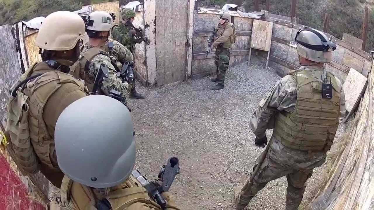 Американские и канадские военные используют дробовик в ближнем бою в доме убийц