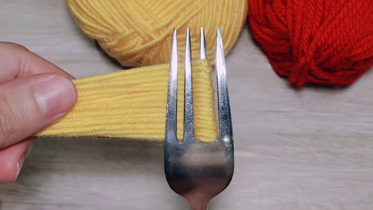 Without crochet needles! A wonderful trick using only a fork and wool thread Wool /thread ideas -DIY