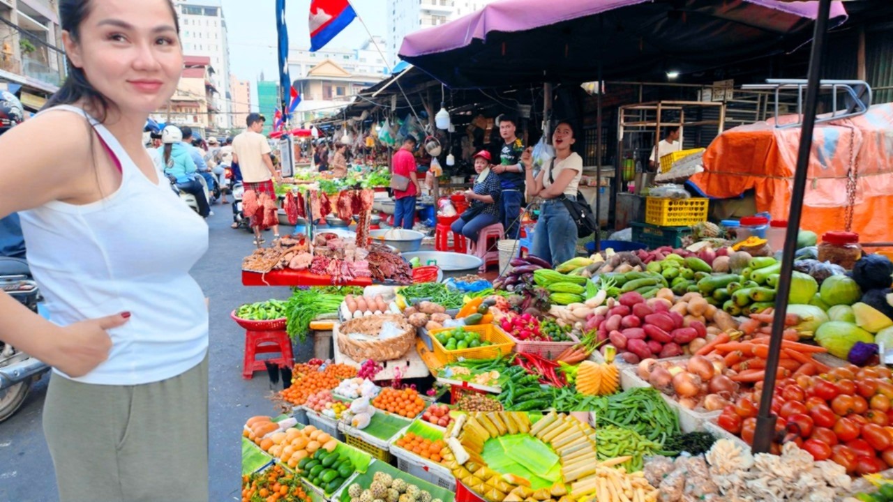 Amazing Street Food Walking Tour 2026! CAMBODIAN Food Market - Evening Toul Tom Poung Market Scene