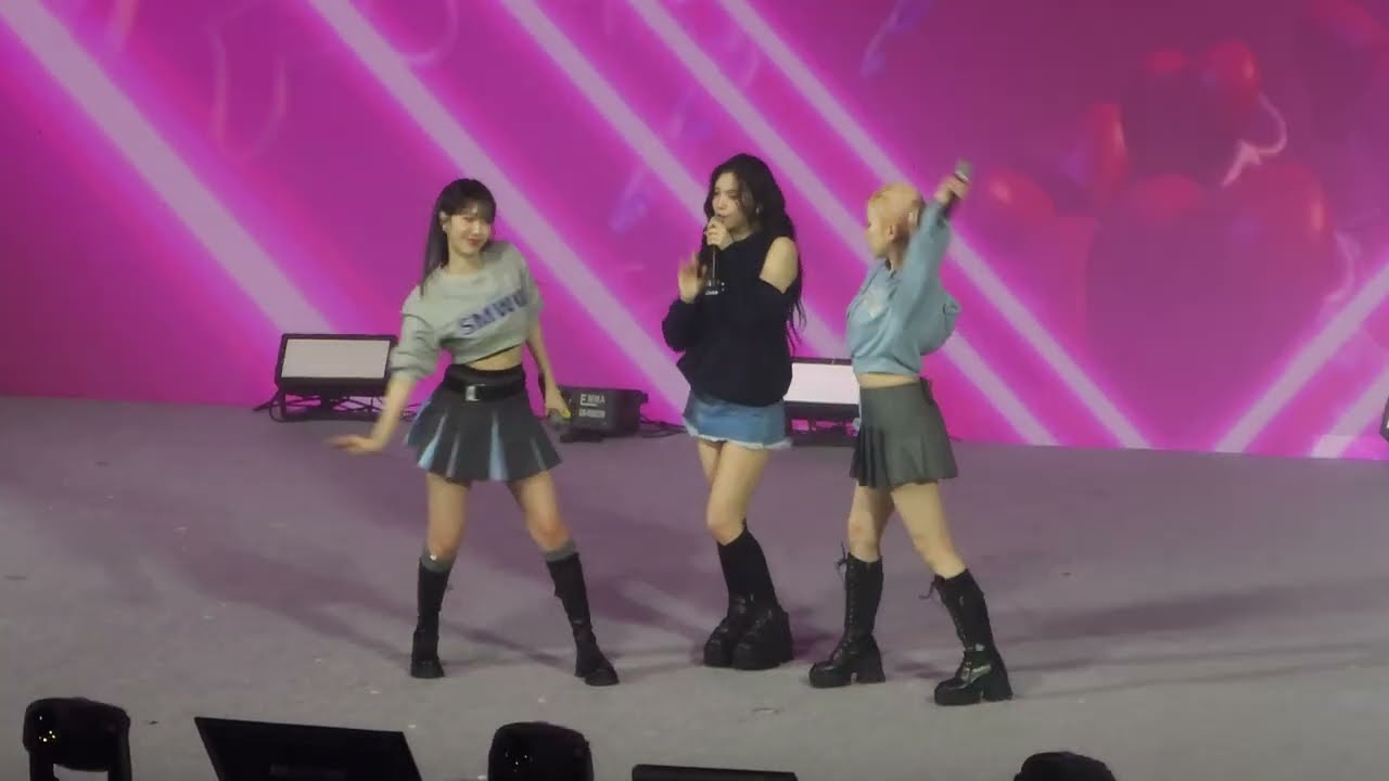 240219 VIVIZ - LOVE LOVE LOVE in 숙명여대 입학식