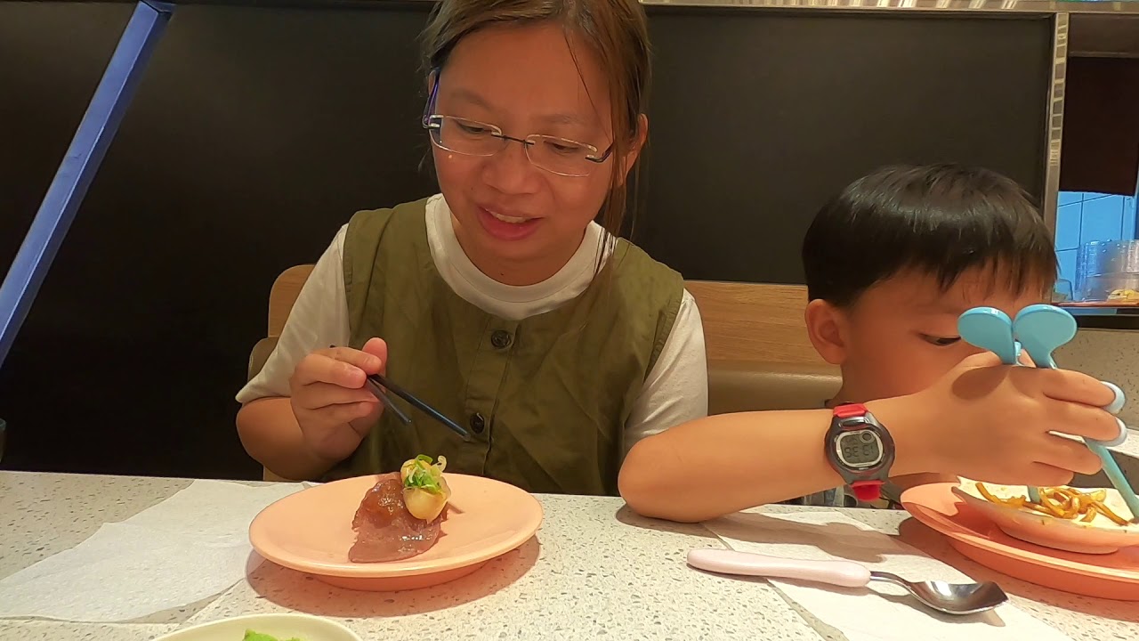 這餐吃13盤爭鮮..點了迴轉台沒有的隱藏版菜單給桐桐吃