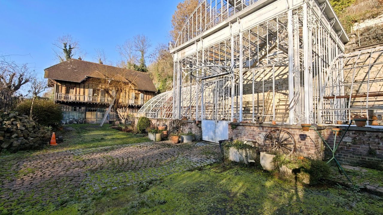 Ensemble immobilier avec serre historique à VETHEUIL 95510