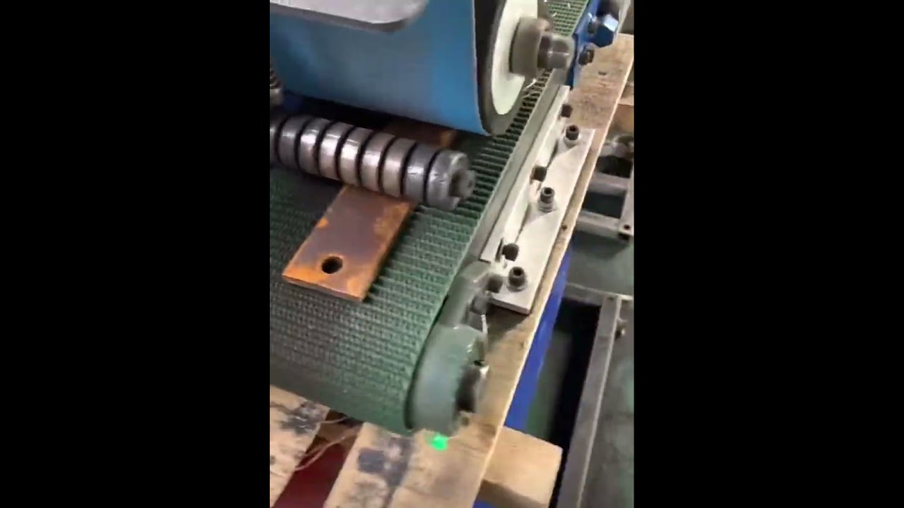 Grinding rusty steel plates automatically 👍
