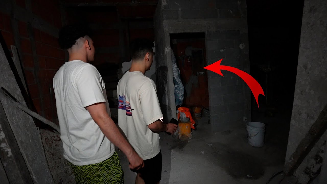 SE NOS APARECE UNA PERSONA QUE NO EXISTE MIENTRAS EXPLORABAMOS MI BARRIO A LAS 3:00 A.M. *par4normal