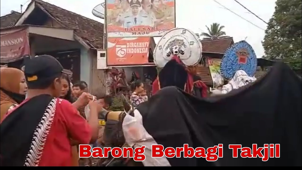 Hebohnya barong berbagi takjil di bulan Ramadhan