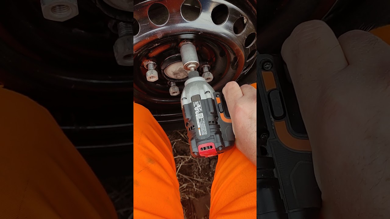 Меняем колеса с помощью винтоверта Worx.