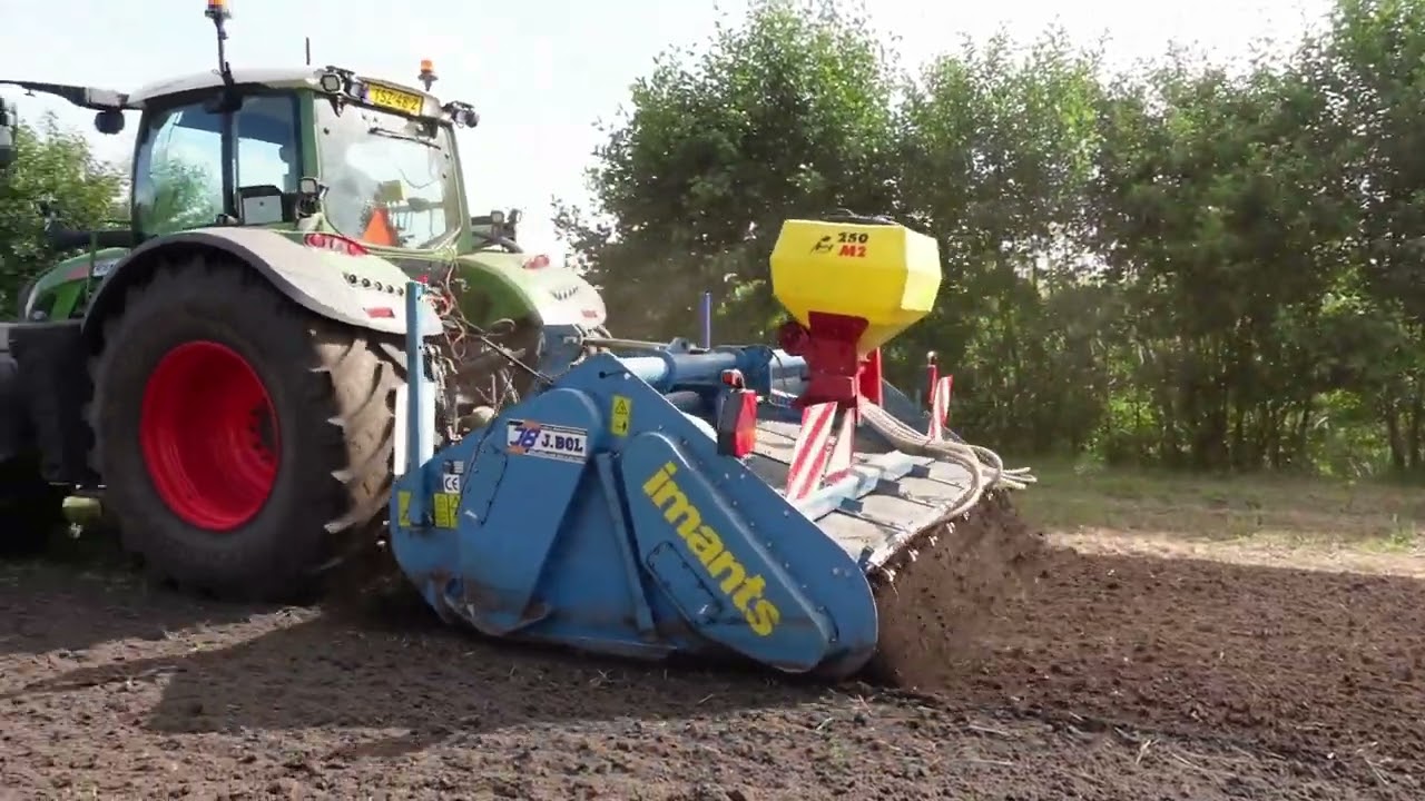 Spitten en zaaien met de zaai-spit combinatie.