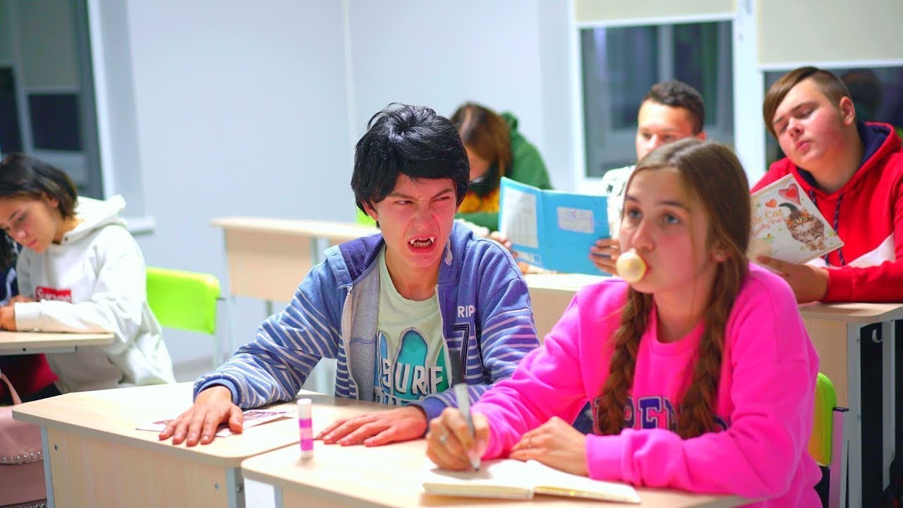 Jika Sahabatmu Seorang Vampir! Teman sekelas saya vampir ??