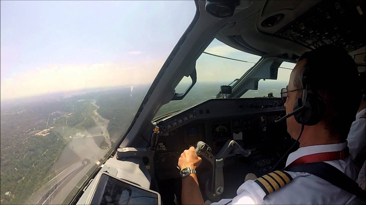 River Visual Approach Rwy 19 KDCA Washington DC Embraer 175