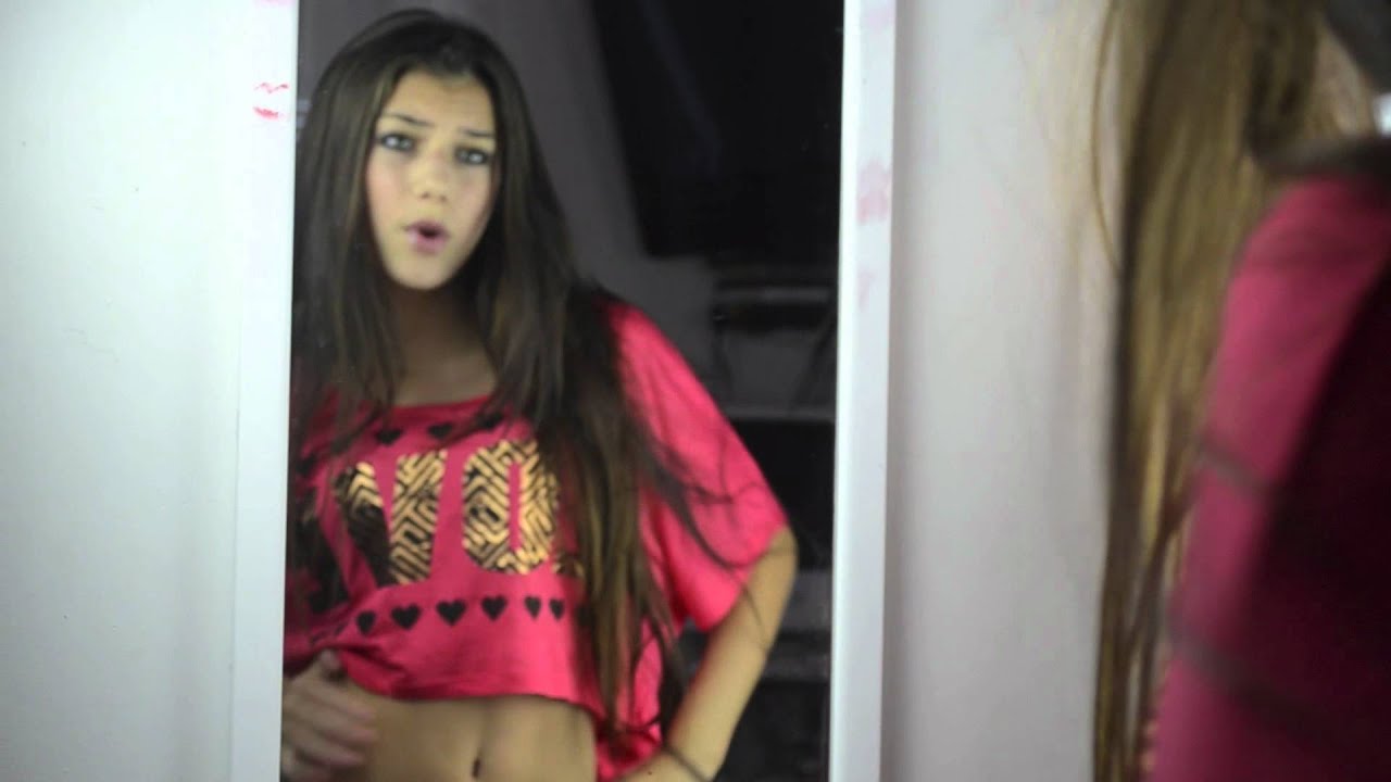 Avril Lavigne - Girlfriend cover by Sabrina Vaz