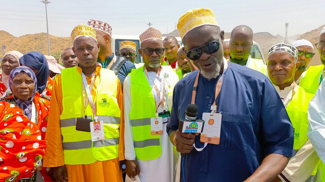 SHEKH TWAHA SULEIMAN BANE KWENYE ZIARA KTK JABAR NOOR NA THAURI AKIWA NA MAHUJAJI WA JAMARATY HAJJI
