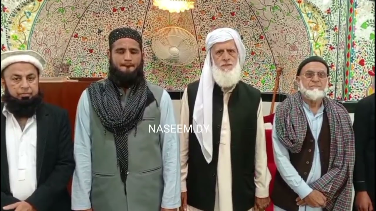 مدرسے میں بچوں کو عید کے کپڑے تقسم ھوگے 