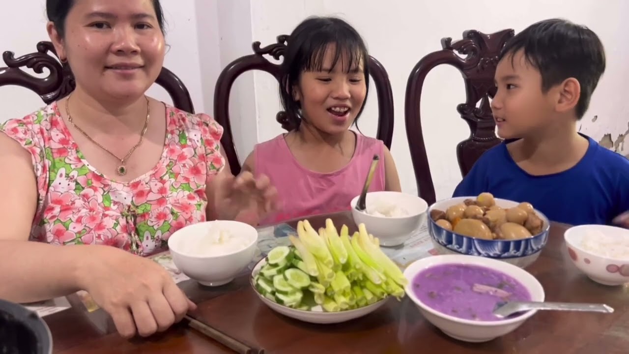 Vlog 40 : thịt kho trứng vịt và trứng cút chấm cùng rau sống ngon hết sảy #xuhuongyoutube #food #.
