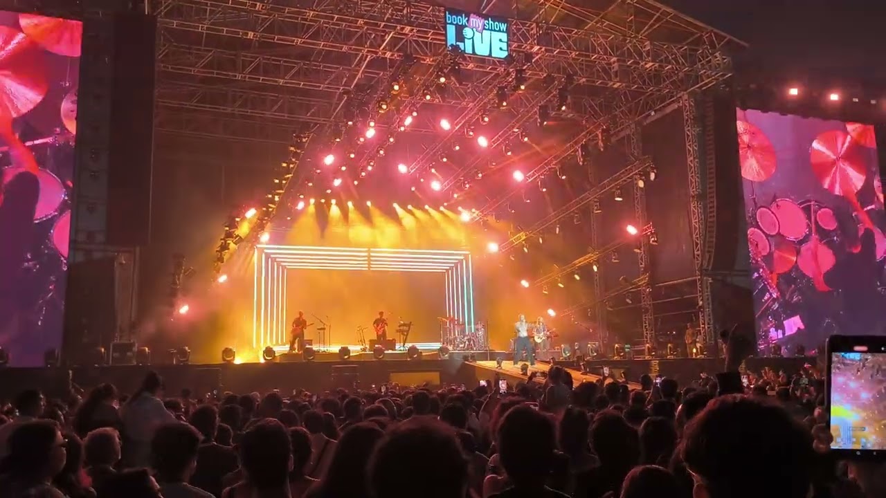 Maroon 5 Live Mumbai India - MOVES LIKE JAGGER Full Performance 🔥❤ Mahalakshmi Race Course 3rd Dec