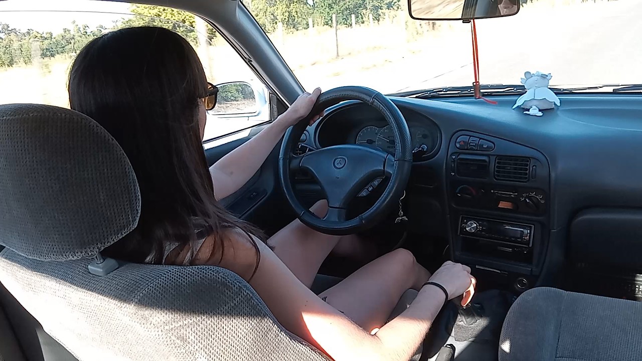 MICAELA MANEJANDO SU AUTO MITSUBISHI LANCER 1993