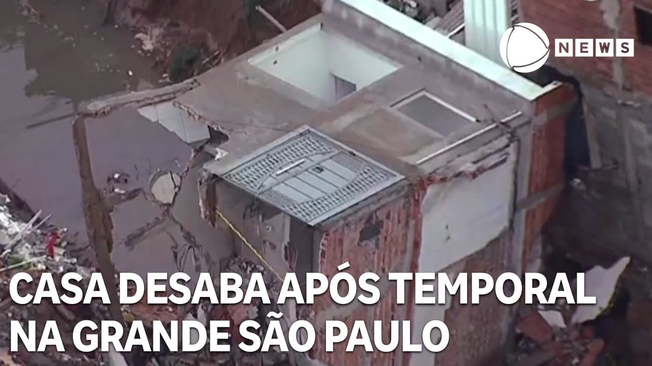 Casa desaba após temporal na Grande São Paulo