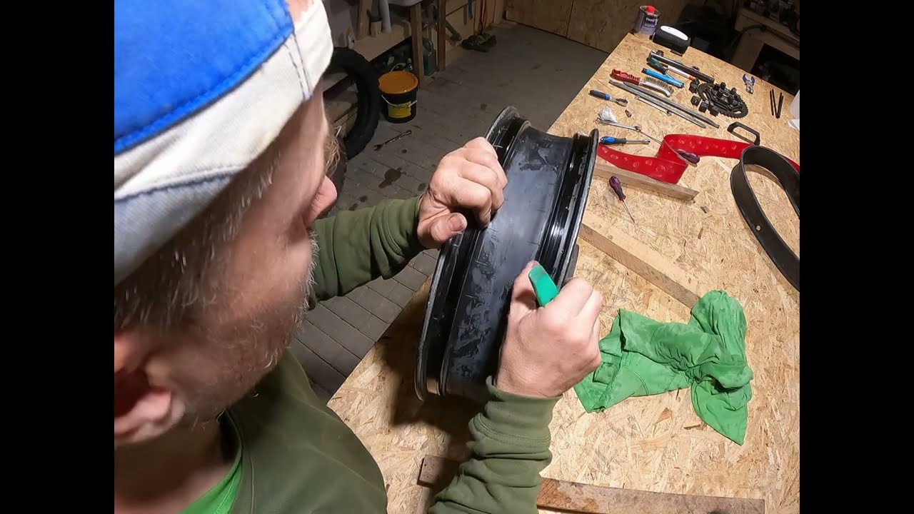 how to replace tubeless rim seal bands on ktm      -     výměna těsnící pásky v bezdušovém ráfku ktm