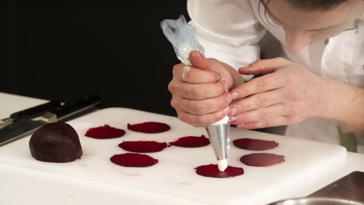 Astuto's Kitchen 10/2017 | Rote-Rüben-Ravioli mit Topfenfüllung und Honigperlen