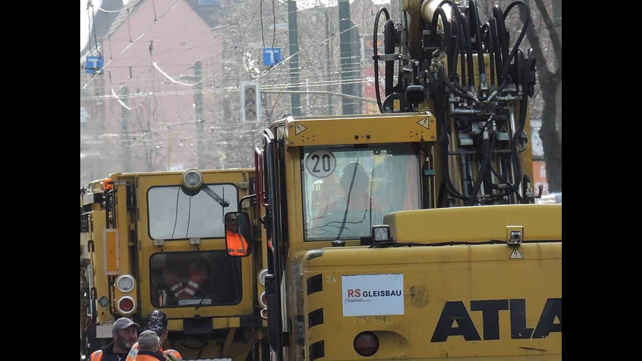 Bagger Terex Atlas und LKW im Gleisbau