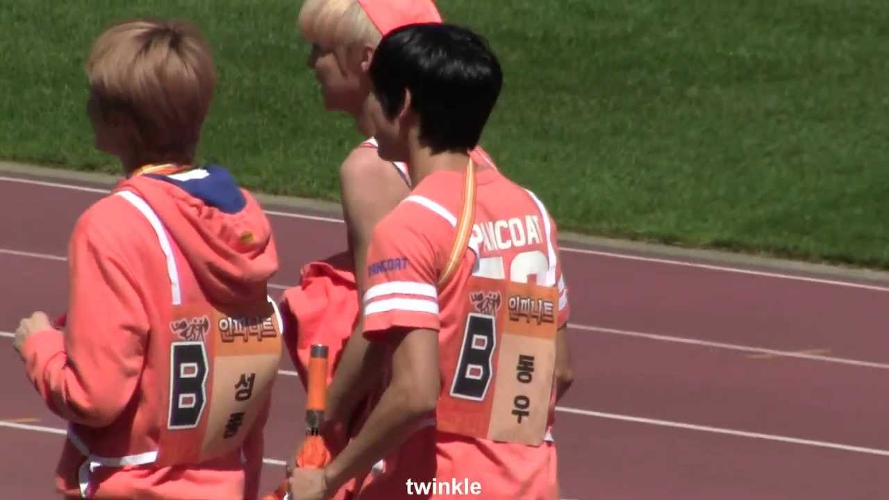 130903 아육대 인피니트 동우 선배님 우산 챙겨주는 착한 후배 루한이