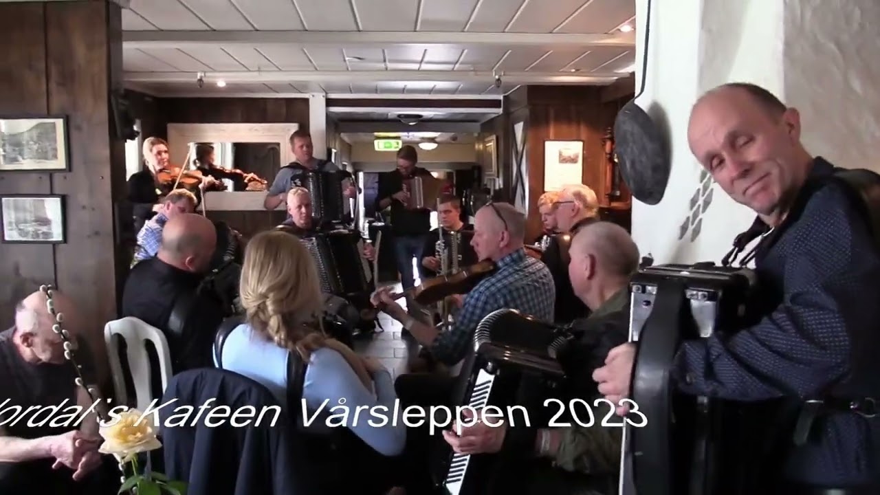 Buskspel Vårsleppen på Nordal Turisthei kafeen.