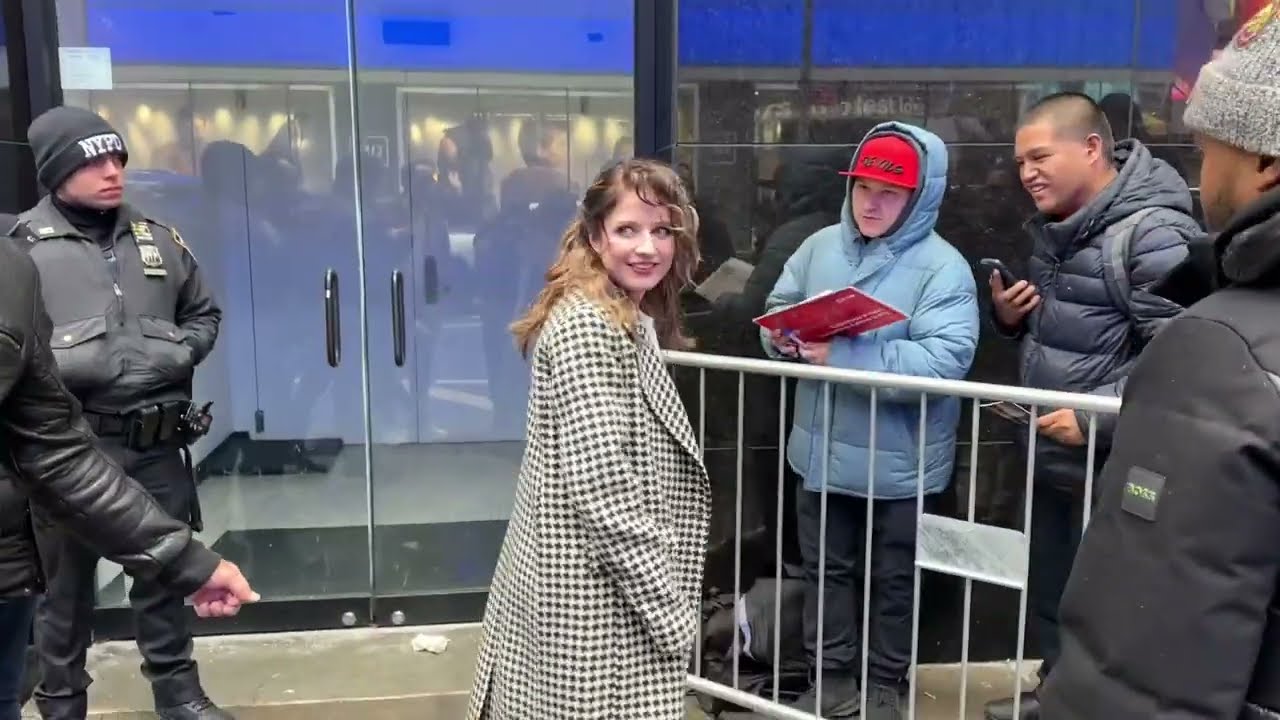Jackie Evancho stops for fans after performing ‘Behind My Eyes’ at ABC studios! #jackieevancho