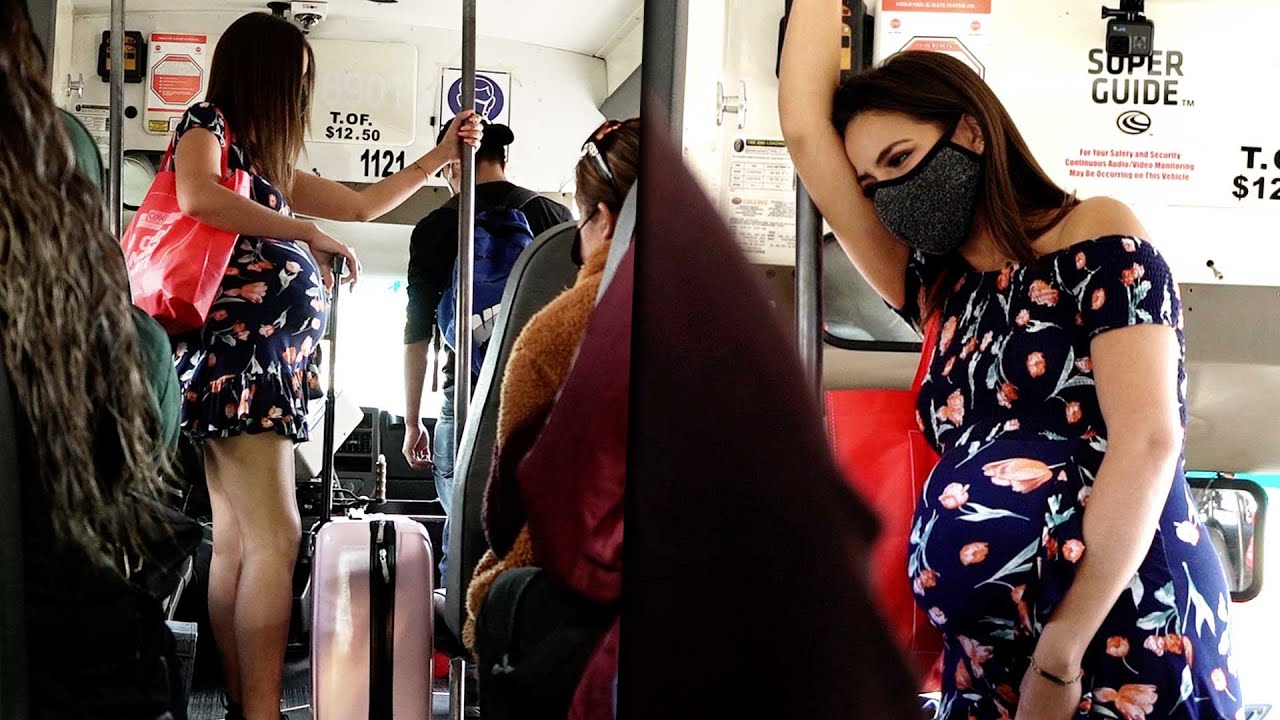 Esto sufre una mujer embarazada en el transporte público