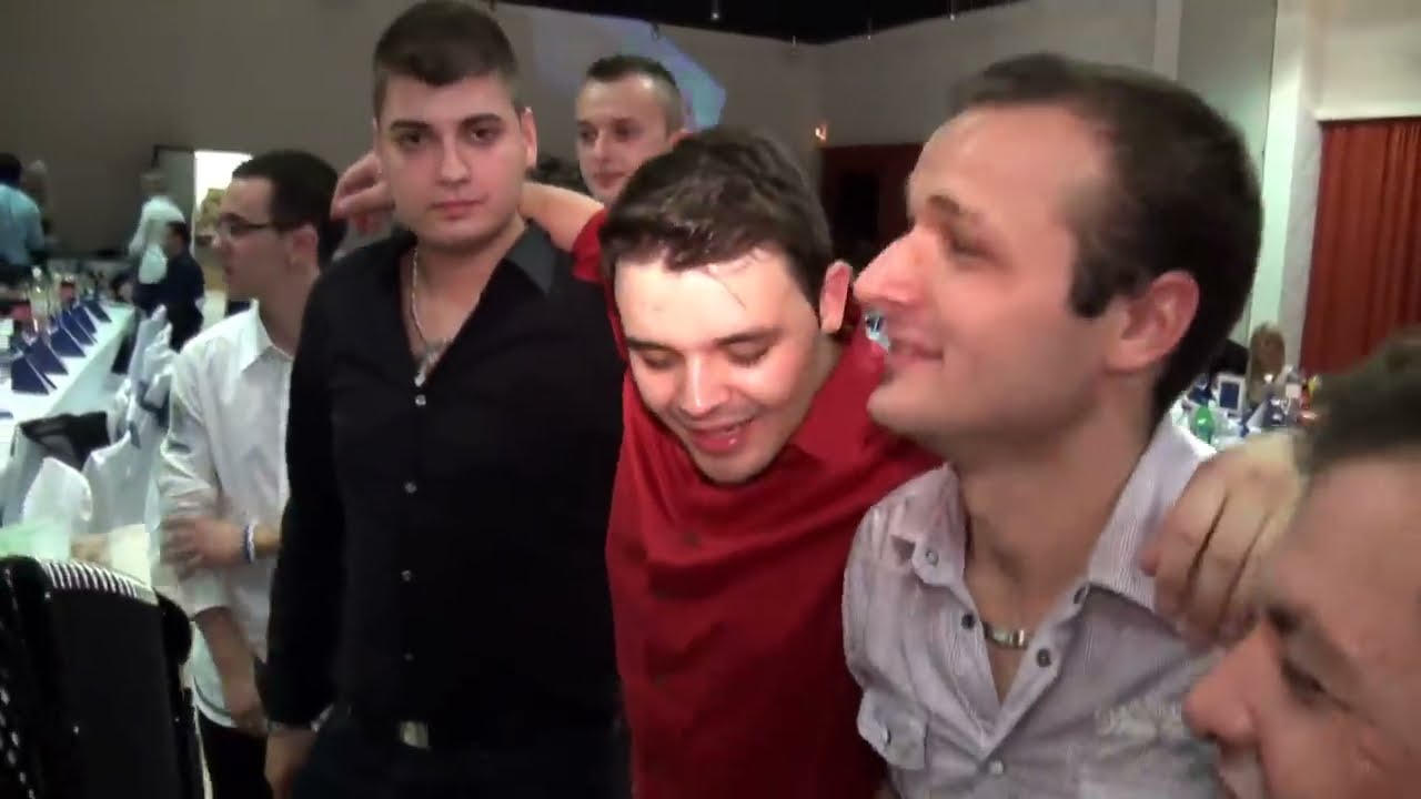 @RadiobiserAt  Vla&scaron;ko, žestoko! Peci, Živa, Božin, evrići lete, slavljenik na ramenima.#igranka #sax