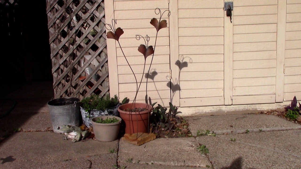 Another quick and easy metal garden art project that moves in the wind #rusty #kineticsculpture