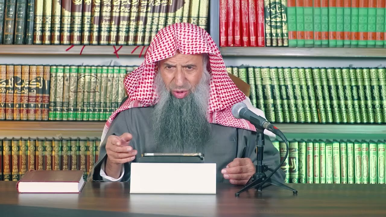 ما حكم وضع المؤذن يديه في جيبه أثناء الأذان؟