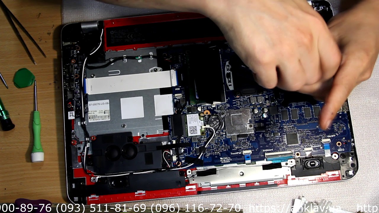 HP ENVY 15-j011er (E7G52EA), разломано крепление экрана.