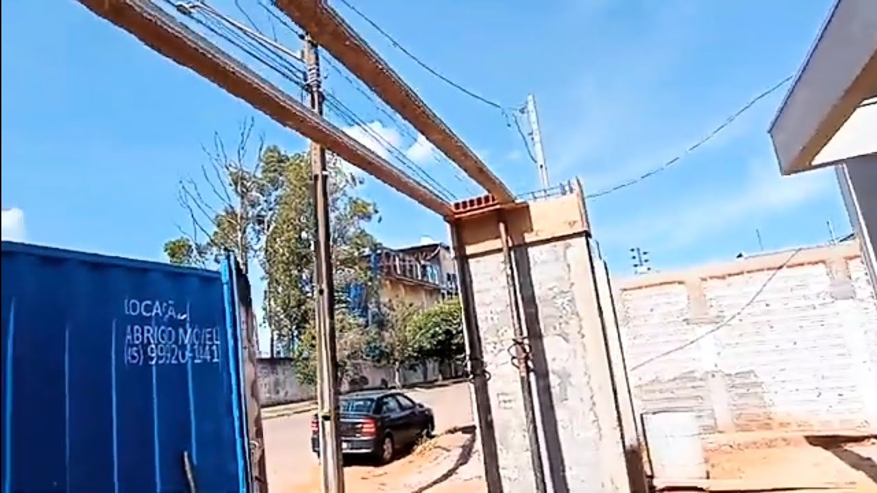 Montagem de trilhos protendido em marquise de portão em entrada de veículos