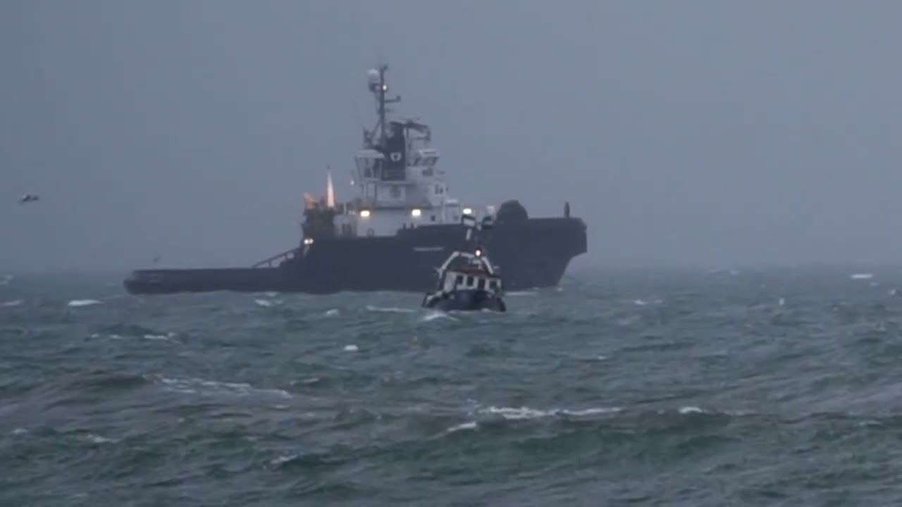 Holownik walczy z ciężką barką zakotwiczoną u wybrzeży Newlyn