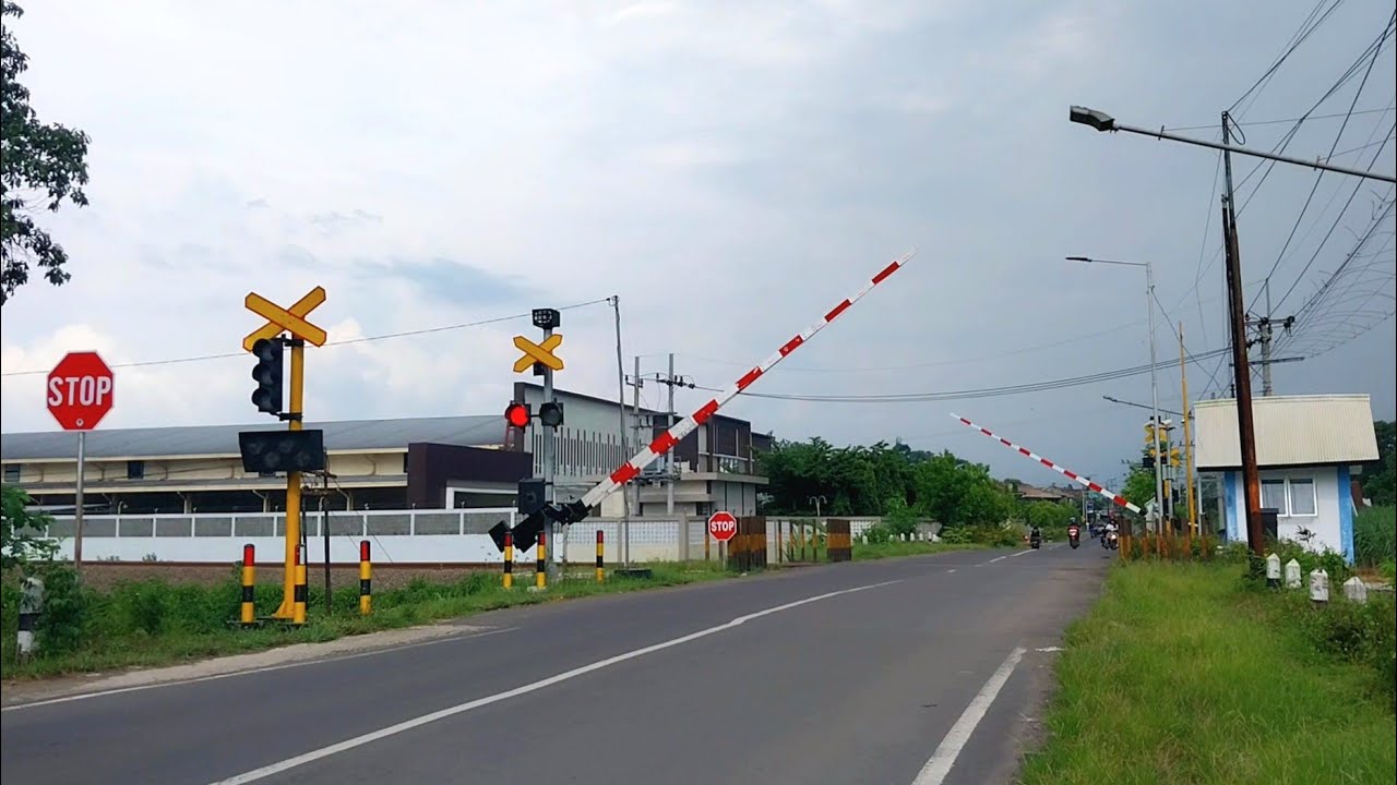 RAILROAD CROSSING INDONESIA | Palang Pintu Perlintasan Kereta Api Branggahan