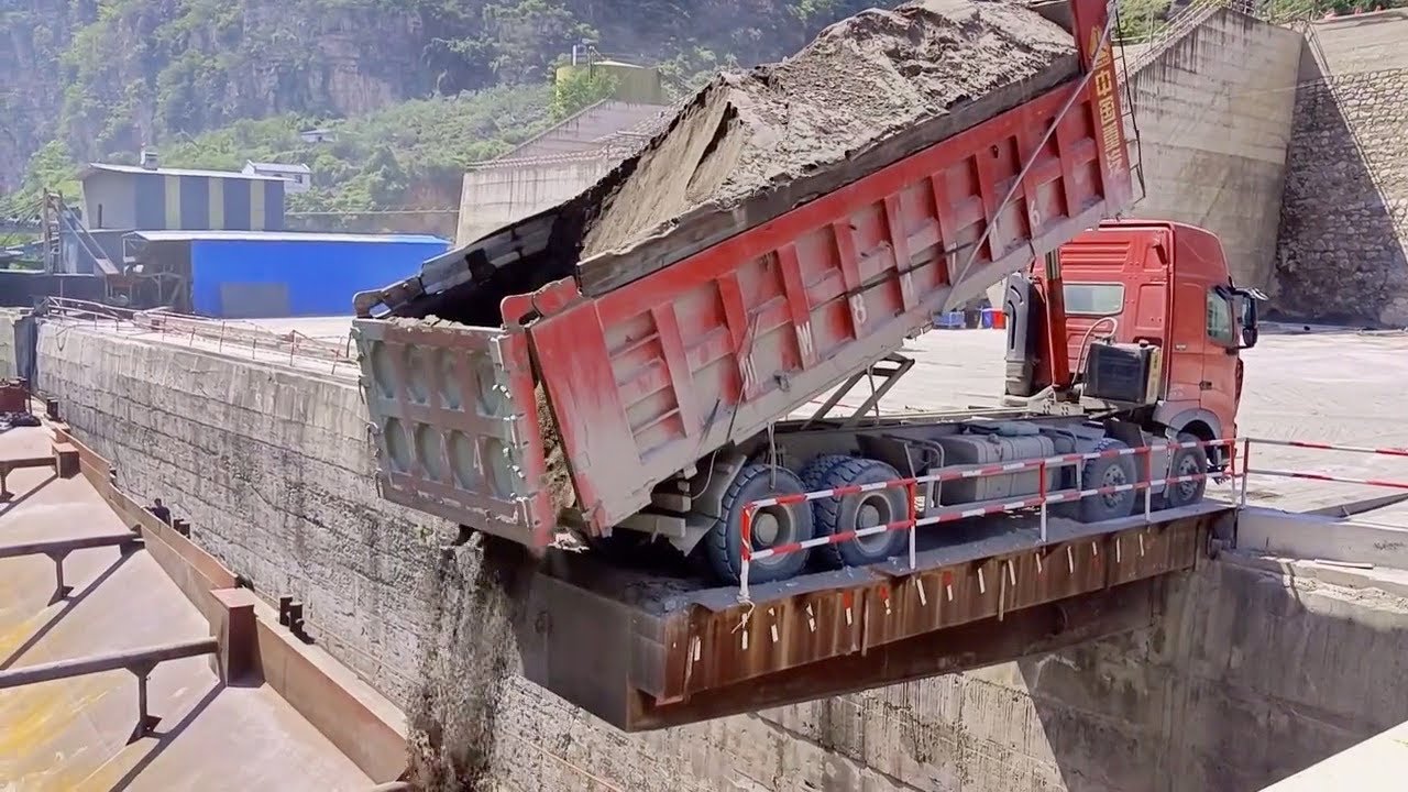 Truck carrying sand dumped on cargo ship - Ying1