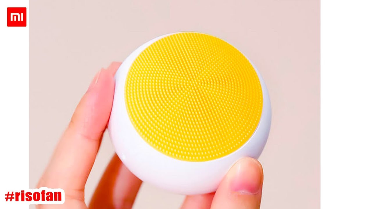 Xiaomi DOCO Massager for face cleansing.