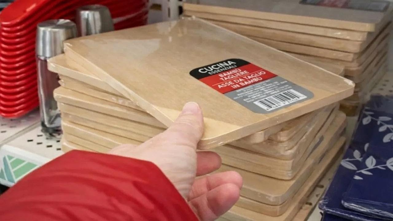 Il trucco geniale con i taglieri economici: ecco come li usano tutti sul piano cucina!