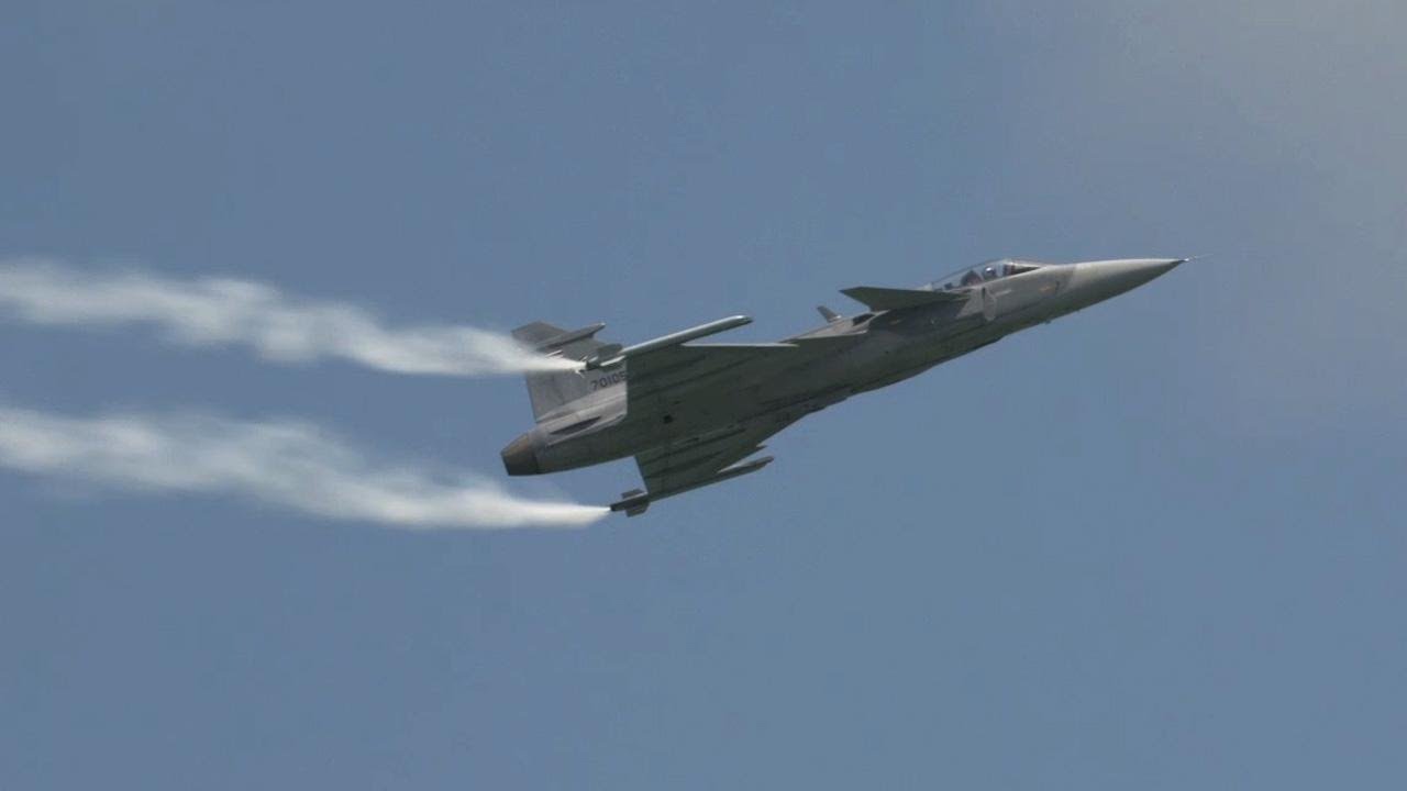 Royal Thai Air Force’s Saab JAS-39 Gripen C Rips Through the Skies Over Singapore – AIN