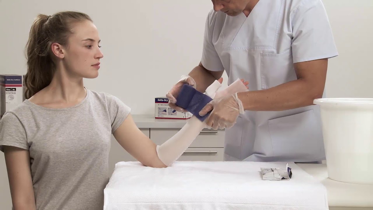 Anlegen eines Daumenverbands mit Delta-Dry® Softliner