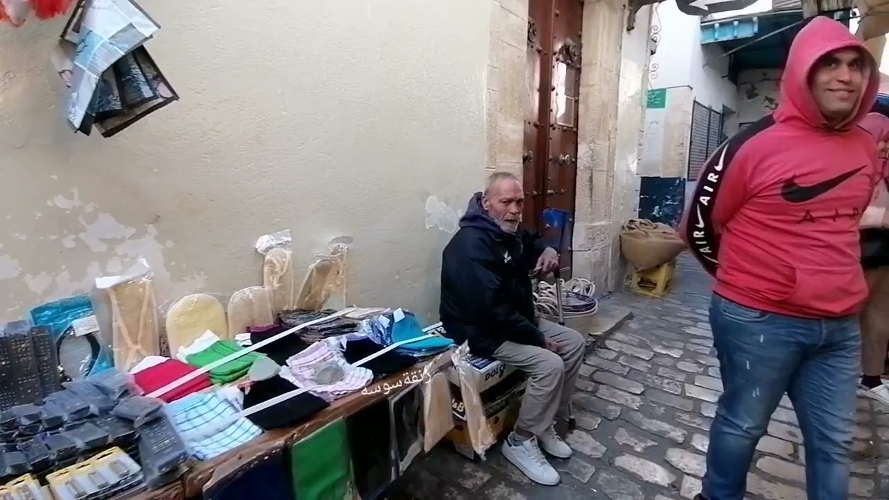 السلام عليكم  مساء الفل الناس الكل من احلى زنقة سوسة. جولة بأسواق المدينة العتيقة سوسة