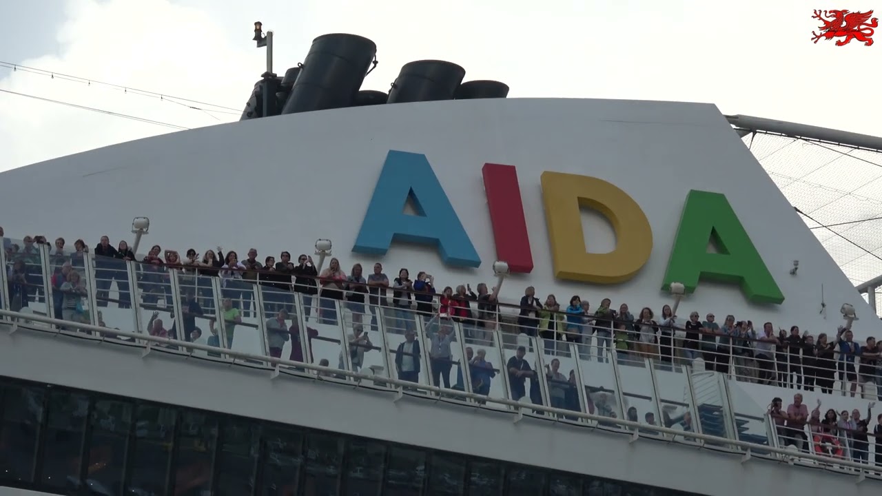 26.05.2024 Warnemünde das Kreuzfahrtschiff AIDAmar beim Auslaufen aus dem Seekanal um 18 Uhr.