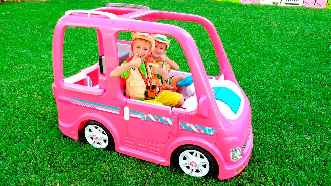 Vlad i Nikita jeżdżą samochodem dla lalek i przeżywają nowe przygody