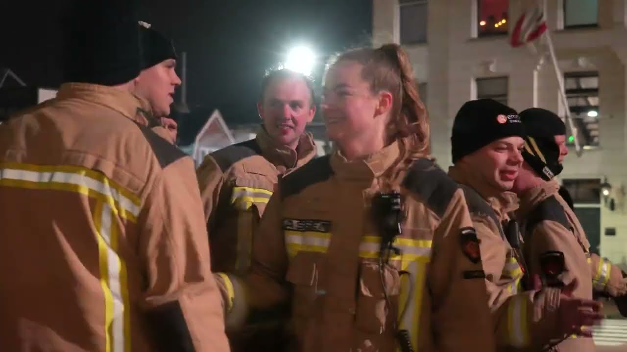 Brandweer Assen viert nieuwjaarswisseling op Kop van de Vaart samen met Assenaren