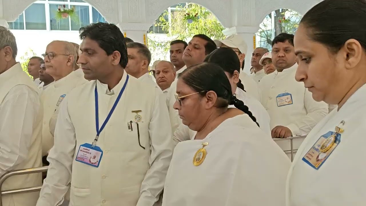  आदरणीय गुलजार दादी जी को पुष्पांजलि अर्पित करते हुए आदरणीय मुन्नी दीदी जी