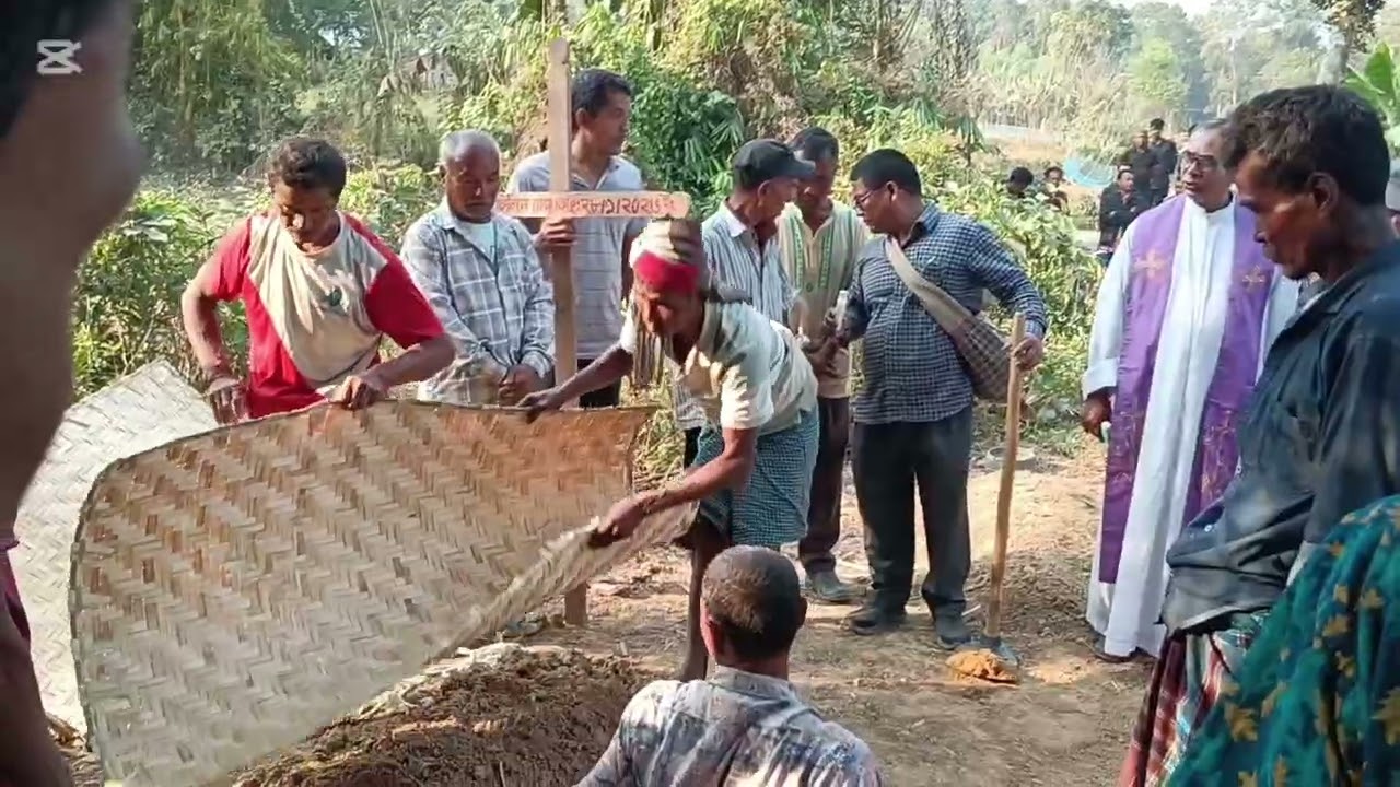 আজকে ফিলিন রেমা মামা দাফনের কাজ শেষ করেন নিজবাড়ীতে ভূটিয়া মধুপুর টাংগাইল।