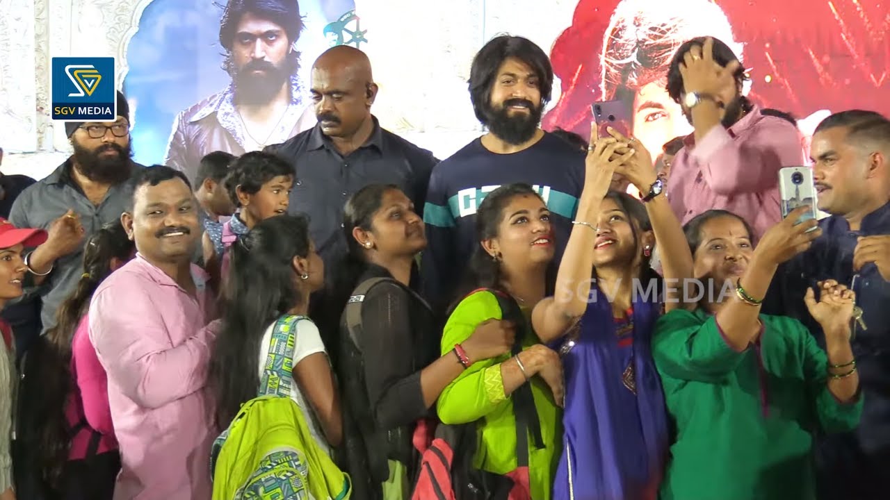 College Girls Crazy on Yash for Taking Selfie | Rocking Star Yash Birthday Celebration Videos
