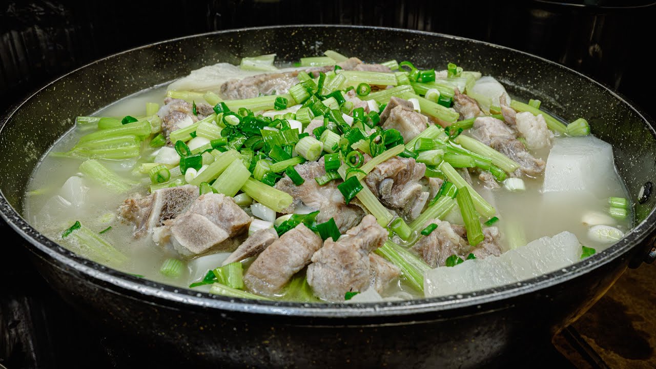 廣東話影片｜胡椒蘿蔔咸豬骨煲｜冬日寒風吃火鍋｜只需要鹽醃豬骨好味過放味精｜自製味精｜暖身火鍋｜白胡椒和黑胡椒的分別和用途｜純鹽醃製咸肉可以烹煮成味精合成物