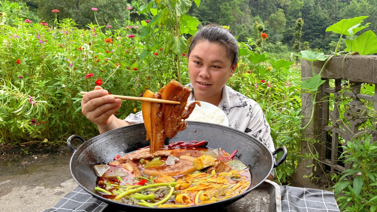 今天炖一锅香辣五花肉，配着南瓜花直接吃个够 A pot of spicy pork belly, delicious with pumpkin flowers