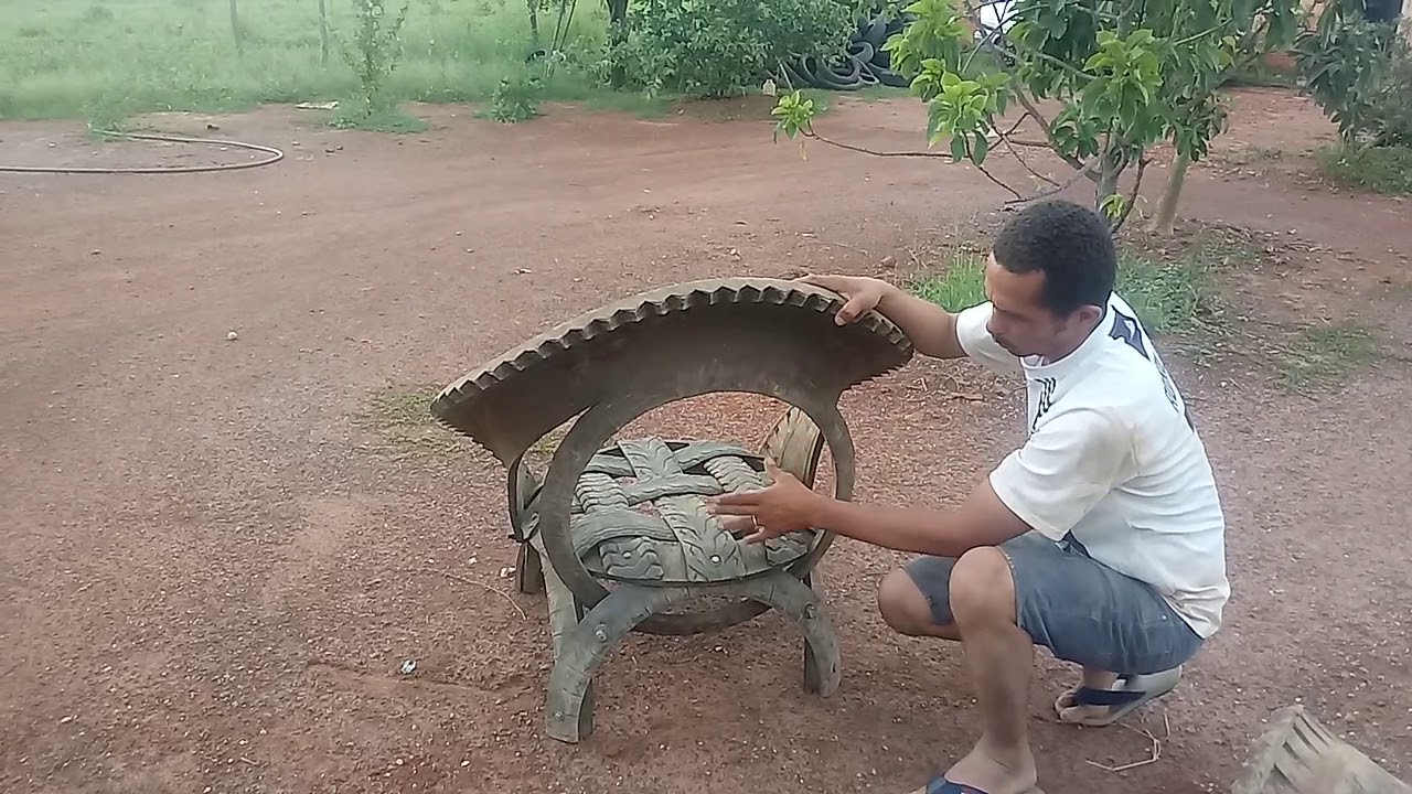 Ensinando a fazer cadeira de pneus.